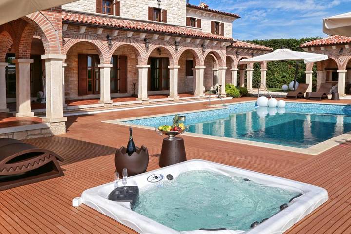 Villa pour 10 personnes, avec piscine et jacuzzi ainsi que jardin et sauna à Barat - 2