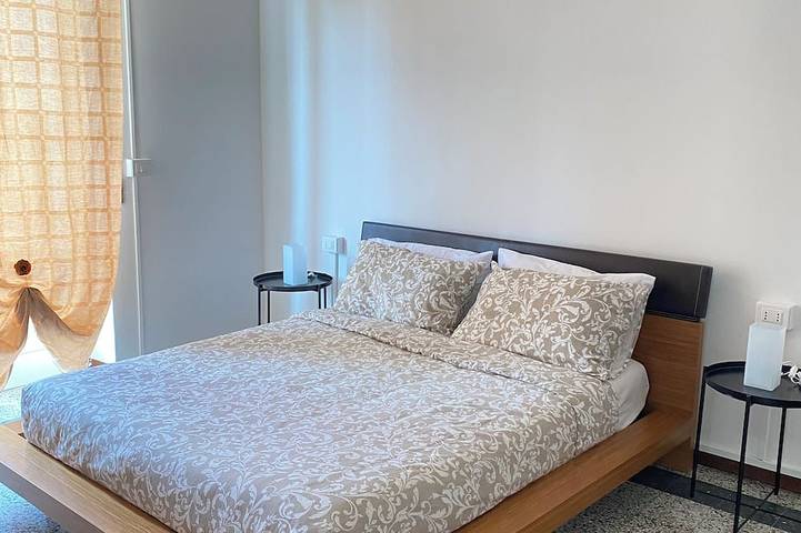 Appartamento intero, Appartamento ad Alba con parcheggio gratuito. 7 posti letto. Self check-in in Spiaggia cherasca, Alba