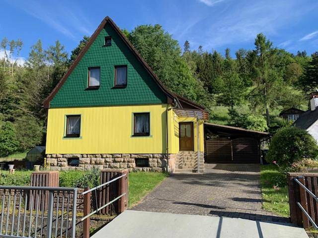 Ferienhaus für 8 Personen, mit Terrasse und Garten sowie Pool und Ausblick in Schiefergebirge