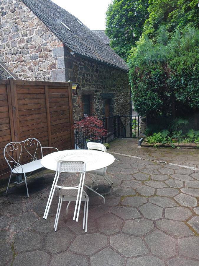 Gîte pour 6 personnes, avec balcon et vue, adapté aux familles à Orcival (Puy-de-Dôme) - 2