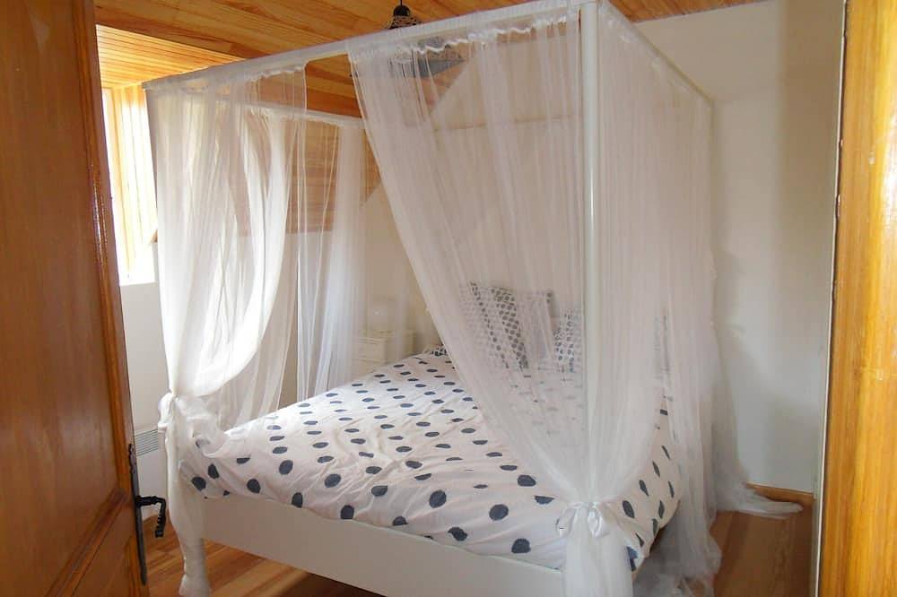 Molino de viento renovado valle de montaña de asp in Lées-Athas, Béarn