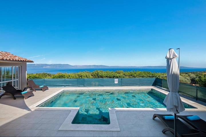 Ferienhaus für 6 Personen, mit Ausblick und Pool sowie Garten