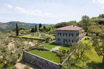 Location de vacances pour 15 personnes, avec piscine et jardin à Lastra a Signa