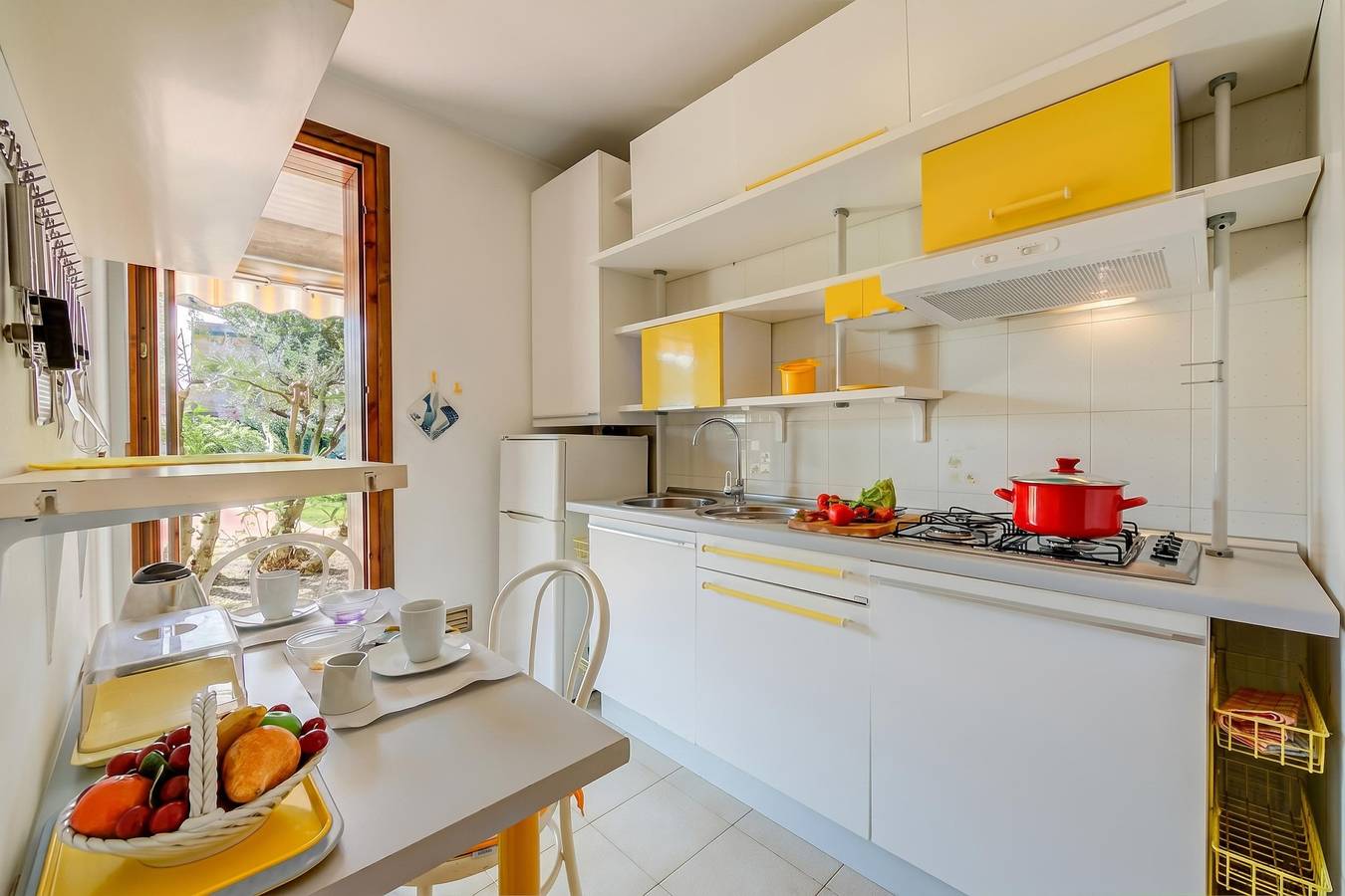 Ganze Wohnung, Cinzia Apartment Front Beach- Pool, Garage & Terrace in Colombare, Sirmione