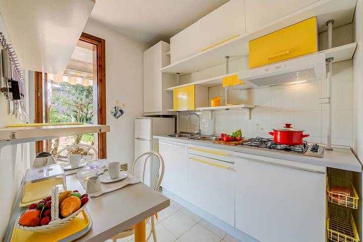 Appartamento intero, Cinzia Apartment Front Beach- Pool, Garage & Terrace in Colombare, Sirmione