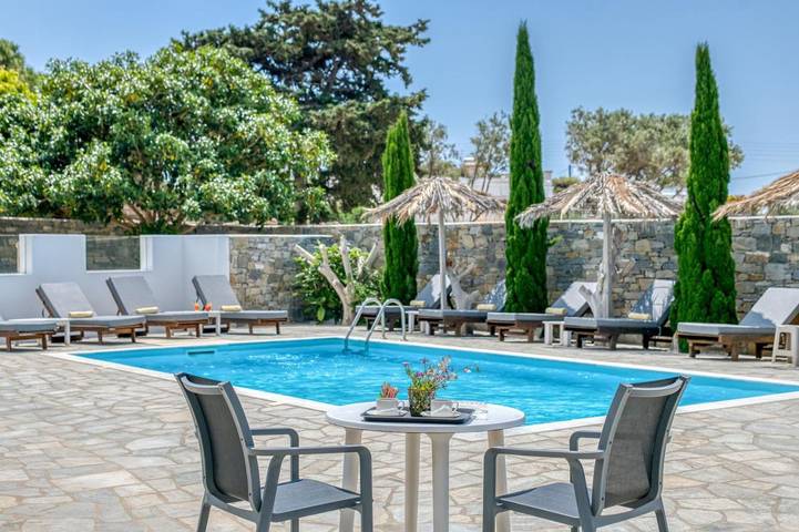 Chambre d’hôte pour 2 personnes, avec Balcon et Terrasse ainsi que Piscine et Vue