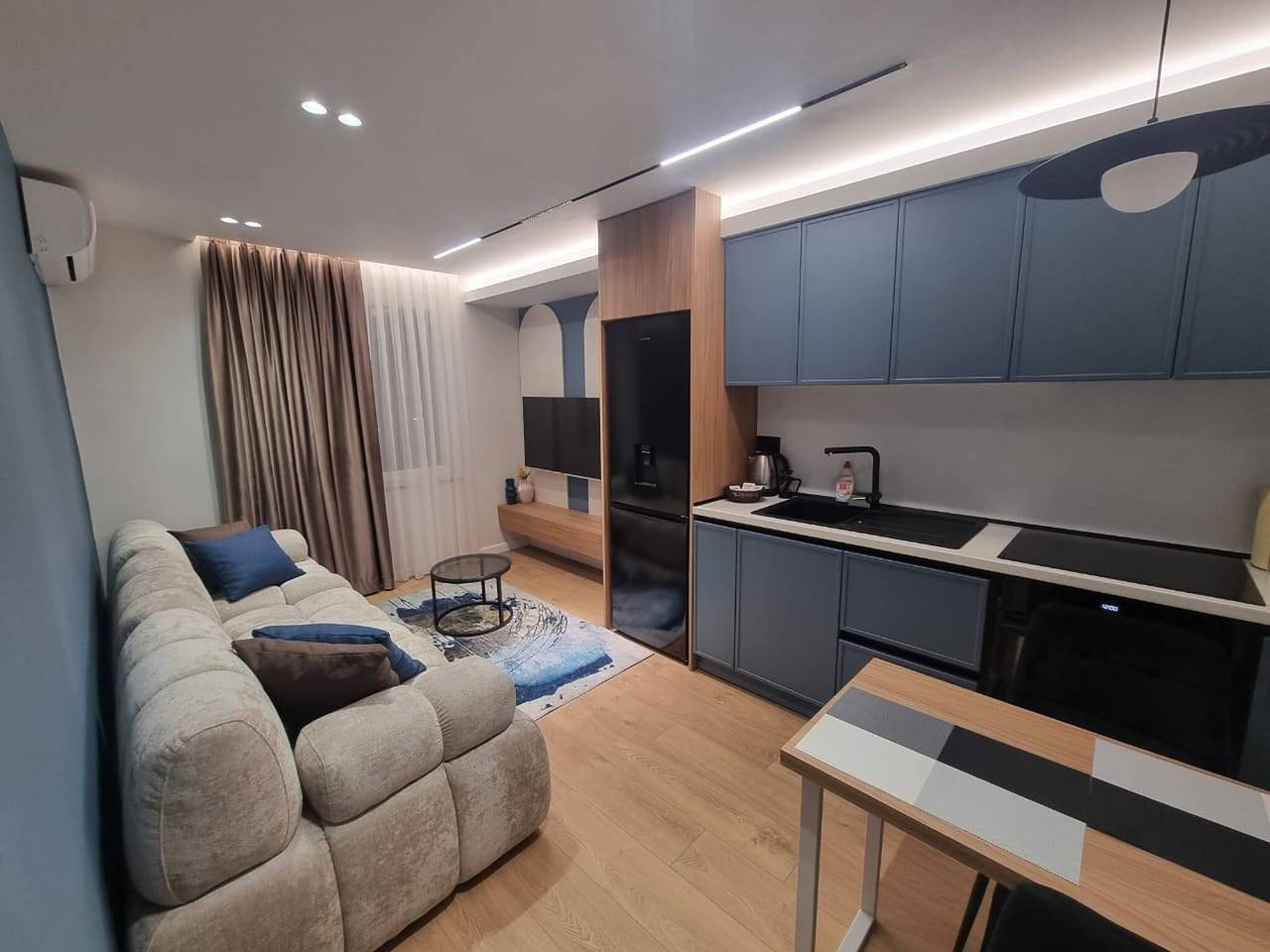 Ganze Wohnung, See und Innenstadt Due Passi in Tiranë, Albanien