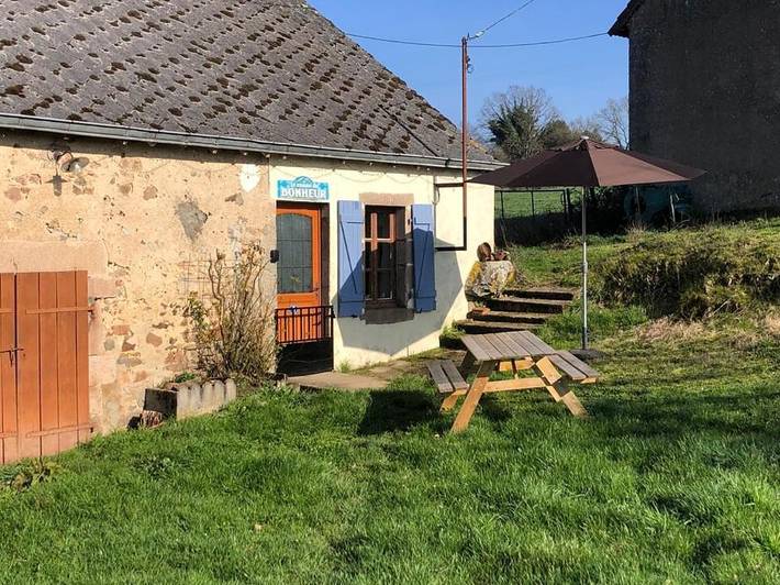 Location de vacances pour 4 personnes, avec vue ainsi que jardin et piscine à Chiddes