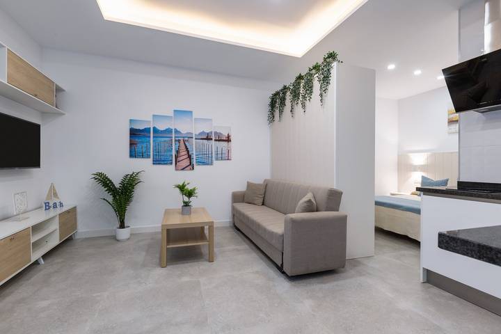 Helt studio, 'Victoria's Beach' Studio 50m from the Beach, Wi-Fi & Air Conditioning in Carretera de Cádiz, Malaga