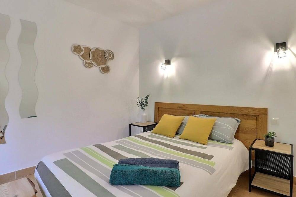 Entire apartment, Gîte Ballore and its beautiful swimming pool in Provence between Aix en Provence and Marseille in Simiane-Collongue, Mediterranean Coast (France)