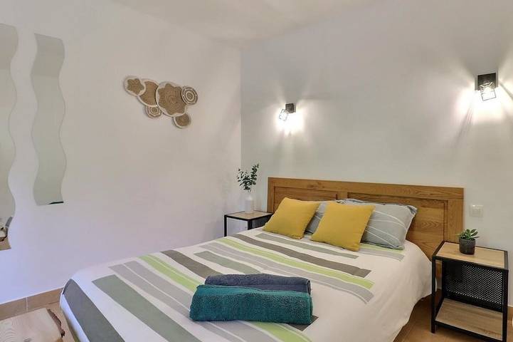 Entire apartment, Gîte Ballore and its beautiful swimming pool in Provence between Aix en Provence and Marseille in Simiane-Collongue, Mediterranean Coast (France)