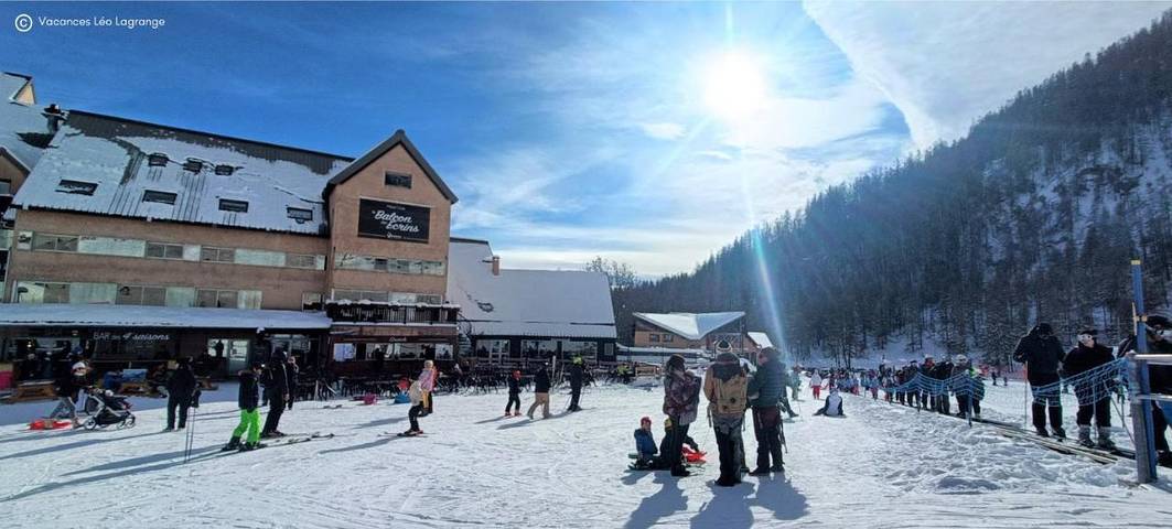 Hôtel pour 2 personnes, avec piscine ainsi que vue et jardin à Réallon