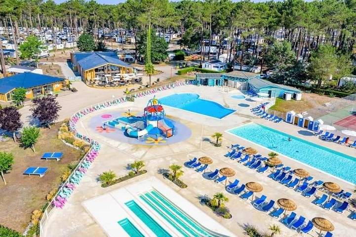 Camping pour 6 personnes, avec jardin ainsi que piscine et bassin pour enfant
