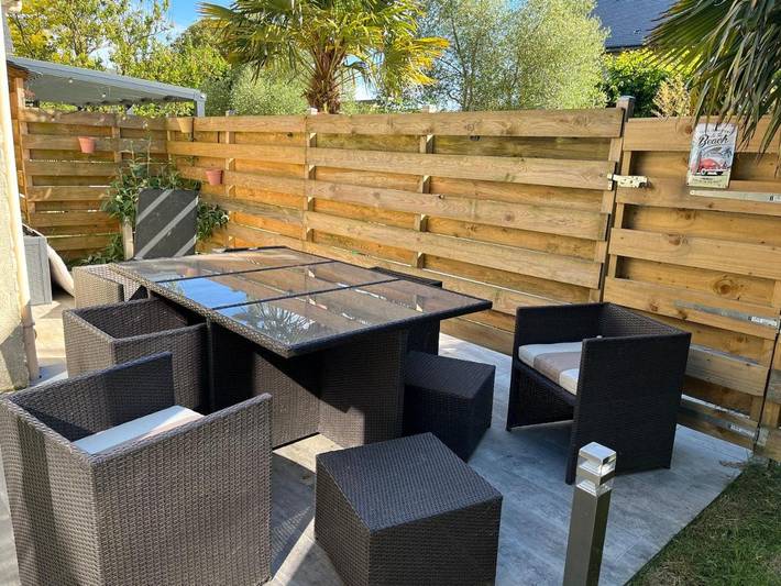 Location de vacances pour 6 personnes, avec jardin ainsi que vue et piscine à Sainte-Croix-sur-Mer