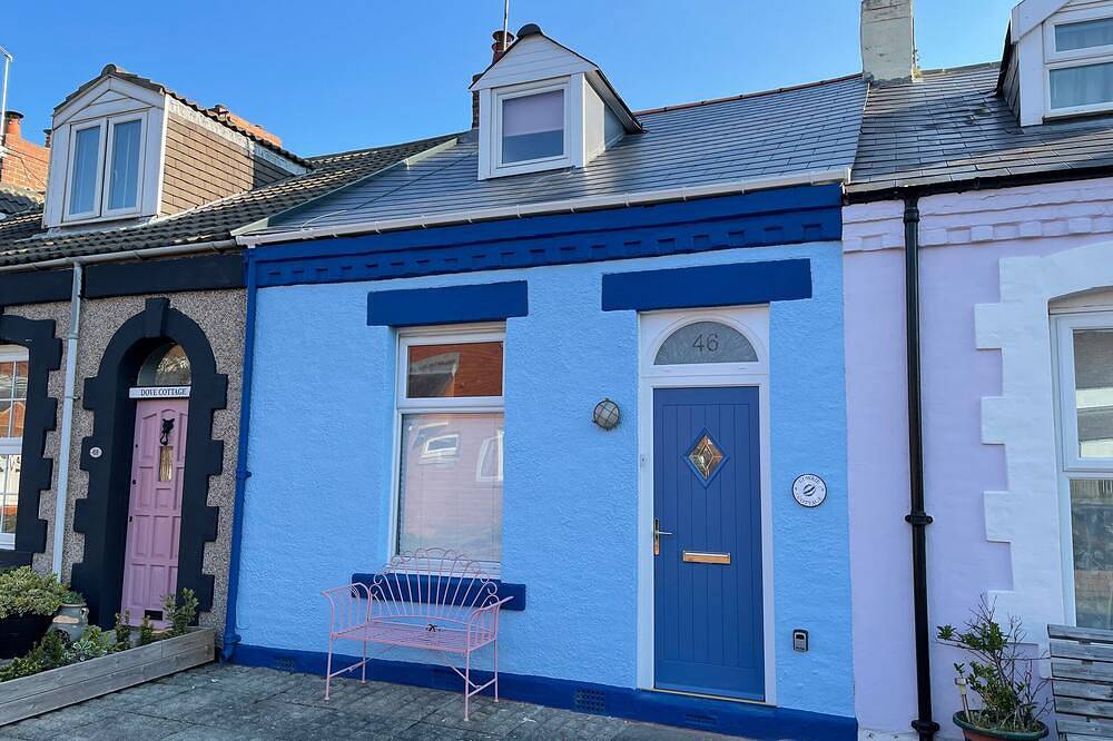 Cowrie Cottage, pet friendly, with open fire in Cullercoats in Tynemouth, North Tyneside