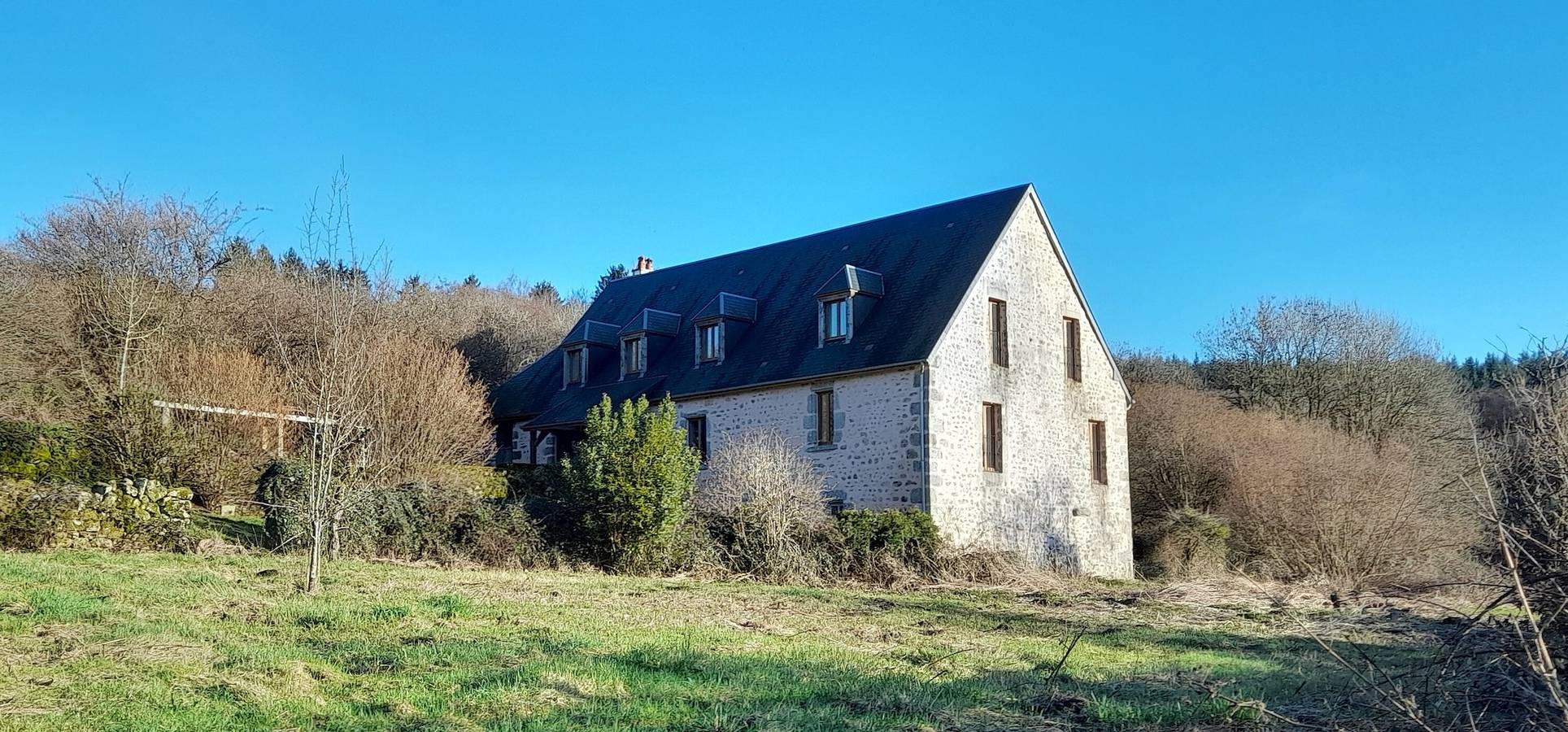 Maison de campagne « Le Prieuré de Sonne » avec terrasse et jardin privatifs in Lormes, Parc naturel régional du Morvan