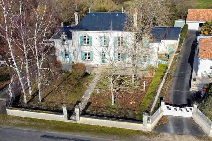 Gîte pour 12 personnes, avec jardin à La Puye