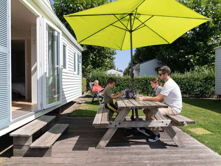 Ferienpark für 4 Personen, mit Terrasse und Kinderpool sowie Pool und Seeblick in Belgien - 2