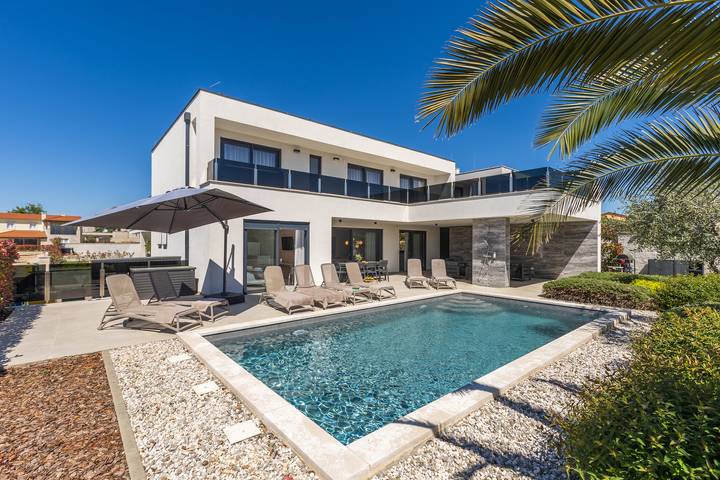 Villa für 8 Personen, mit Balkon und Terrasse sowie Garten und Pool