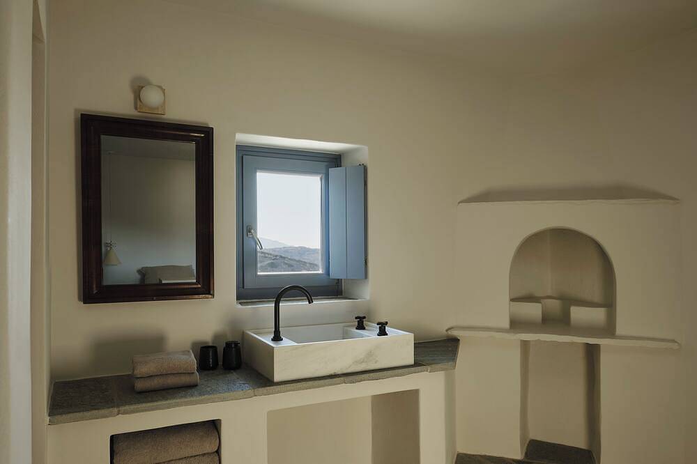 Liostasi Ona Villa, Ona Villa in Ios