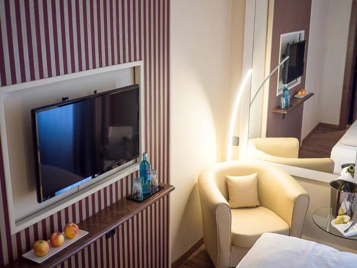 Hotel voor 3 personen, met Terras en Tuin in Troisdorf