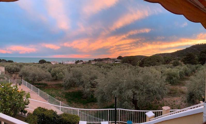 Apartamento para 3 personas, con balcón además de piscina y vistas en Alcanar