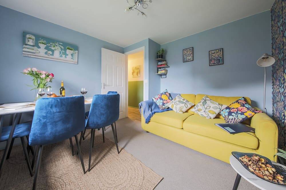 Thorpe Park Lodge Ground Floor Detached with 2 Free Gated Parking Spaces in Thorpe Park, Surrey