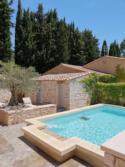 Gîte pour 4 personnes, avec jardin et piscine ainsi que terrasse et sauna à Cornillon