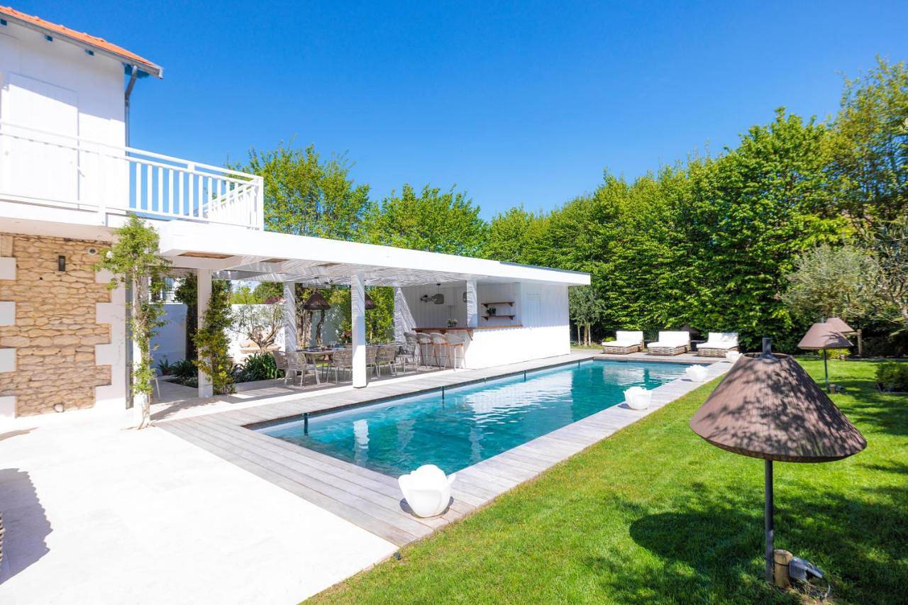 Villa Les Peupliers avec piscine privée et sauna in Royan, Côte de Beauté