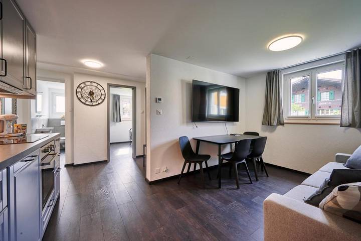 Ferienwohnung für 4 Personen, mit Balkon und Terrasse sowie Garten und Seeblick in Leissigen