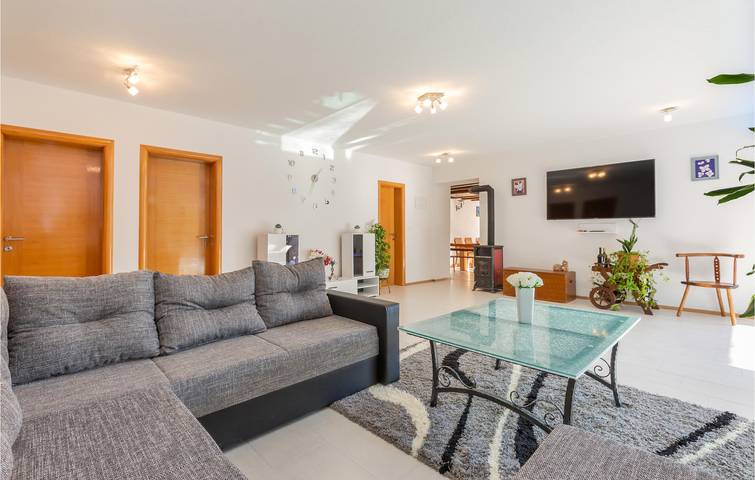 Gemütliche 156 m² große Wohnung mit Pool und Terrasse, in der Nähe von Fluss und See in Makarska Riviera