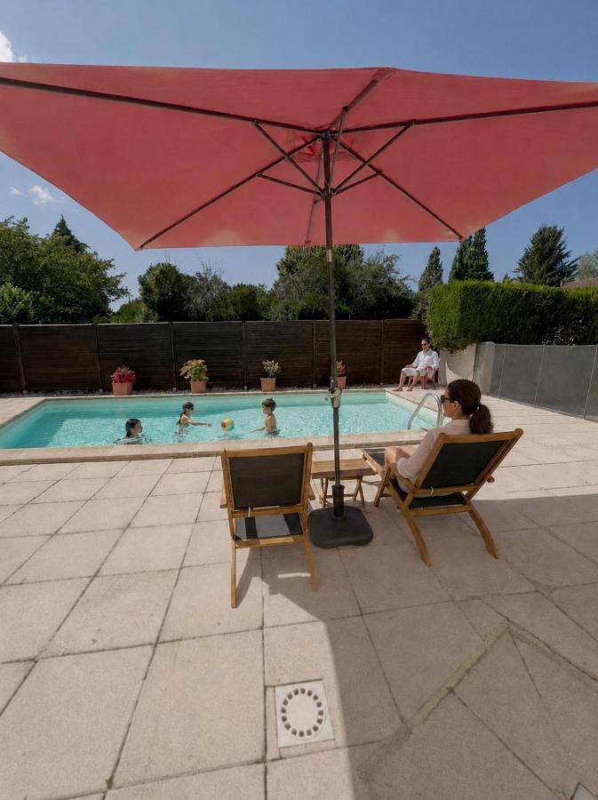 Location de vacances pour 4 personnes, avec Terrasse et Jardin ainsi que Piscine et Vue à Bellerive-sur-Allier - 2
