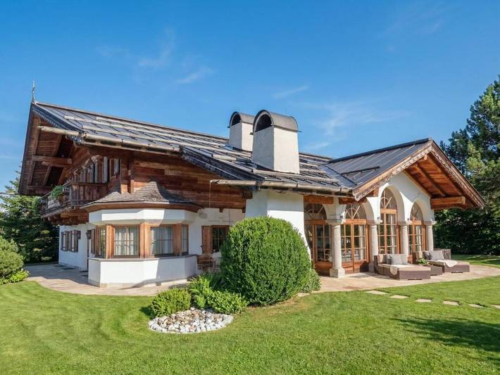 Chalet voor 14 personen, with tuin and whirlpool as well as terras in St. Johann in Tirol
