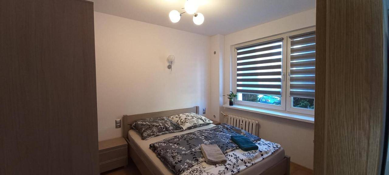 Cały apartament, Apartament Juki, mieszkanie obok Katowice Wynajem na doby, krótkoterminowy, 2 pokoje balkon, 50m2,- po kapitalnym remoncie 2-ga sypialnia jest częścią salonu blisko Centrum Leczenia Oparzeń 2,5 km in Siemianowice Śląskie, Śląsk