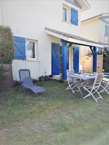 Gîte pour 5 personnes, avec terrasse ainsi que piscine et jardin à Bias