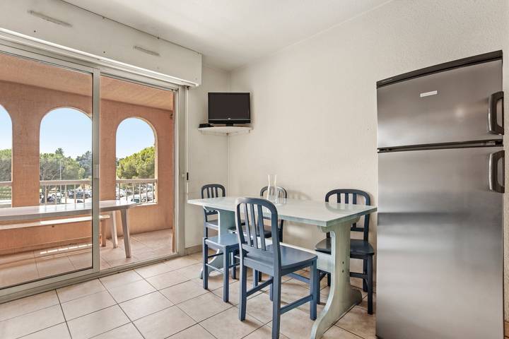 Ganze Wohnung, Ferienwohnung 'T2 Meublé 38m² Loggia' mit Gemeinschaftspool, Privatterrasse und Gemeinschaftsgarten in Frejus, Mittelmeerküste (Frankreich)