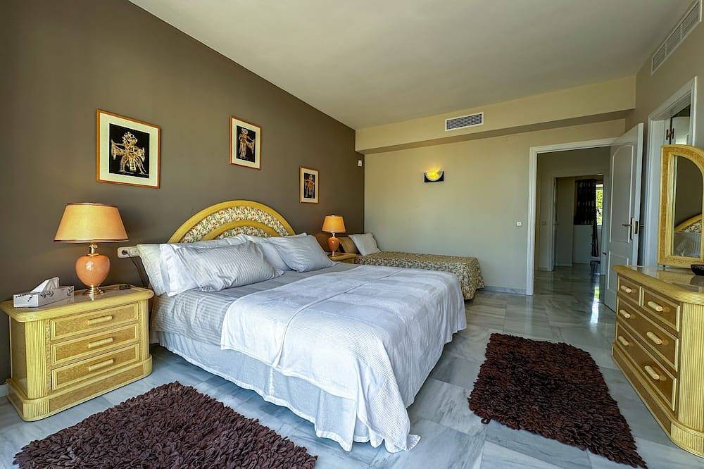 Luxury,fenced townhouse, large garden, swimming pool near golf courses 7 pers. in Paraiso Park, Benahavís