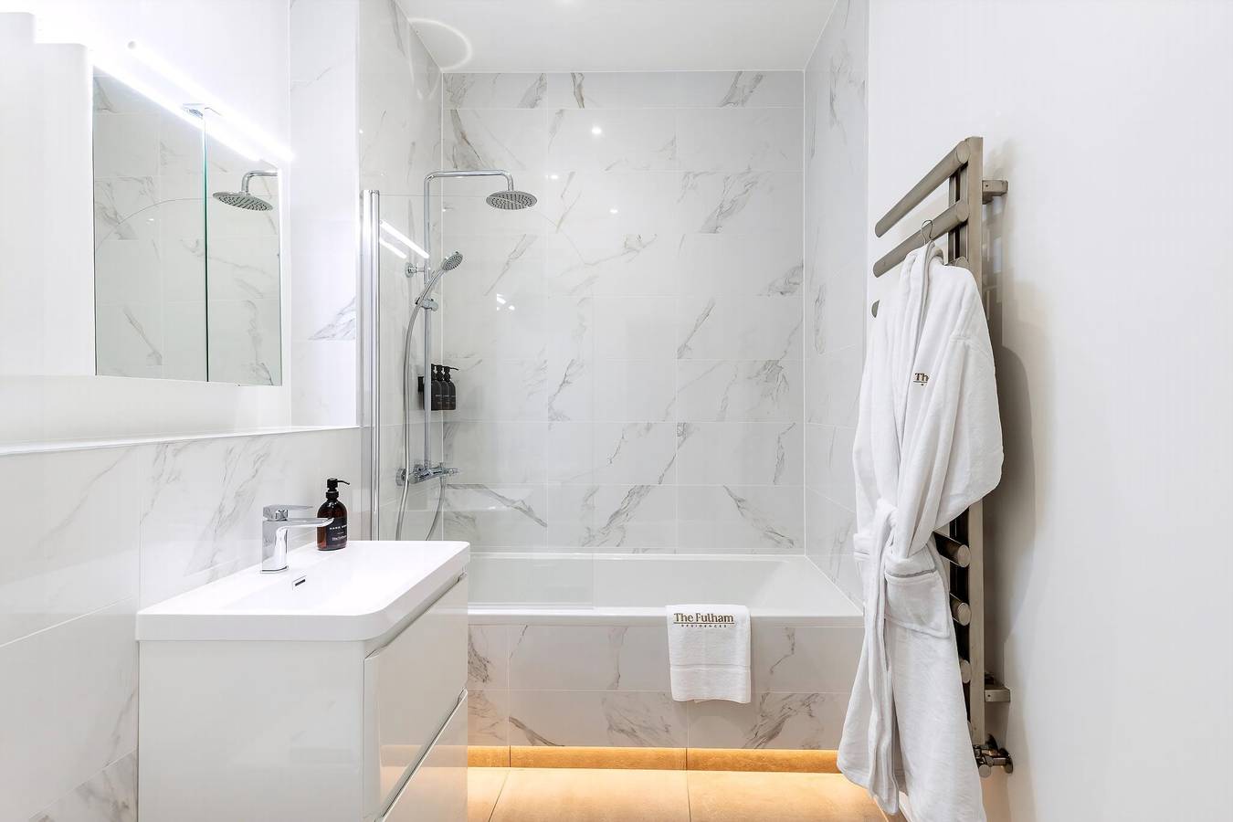 Entire apartment, Chic Chelsea Retreat: Bright Space & Balcony Bliss in Kensington and Chelsea, London