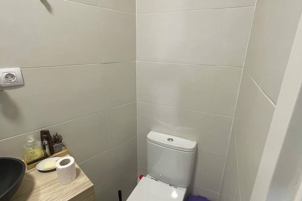 An oasis in the heart of Madrid!! A home for two—help us create this unique space. in Tetuán, Madrid