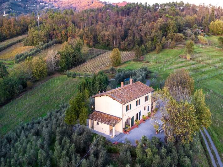Agriturismo con piscina per 10 persone, con piscina e giardino a Lucca