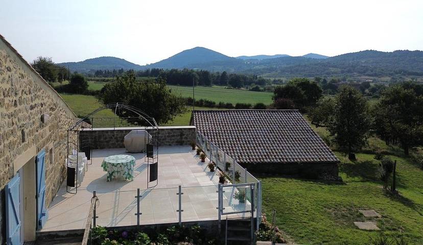 Location de vacances pour 10 personnes, avec balcon et vue ainsi que jardin et piscine à Colombier-le-Vieux - 4