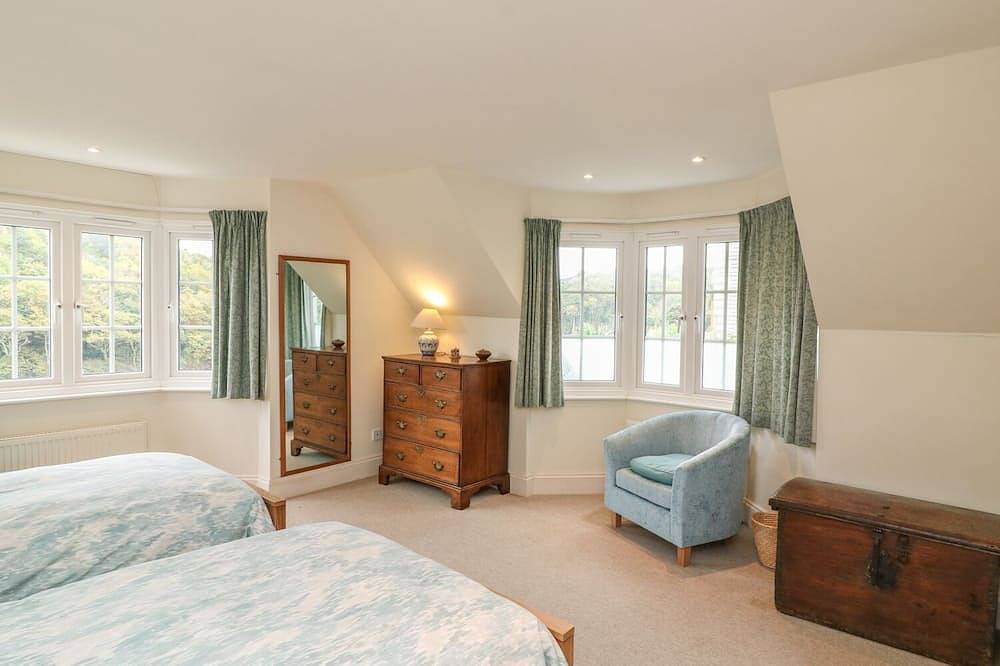 Timbers, family friendly, with open fire in Newton Ferrers in Newton and Noss, South Devon