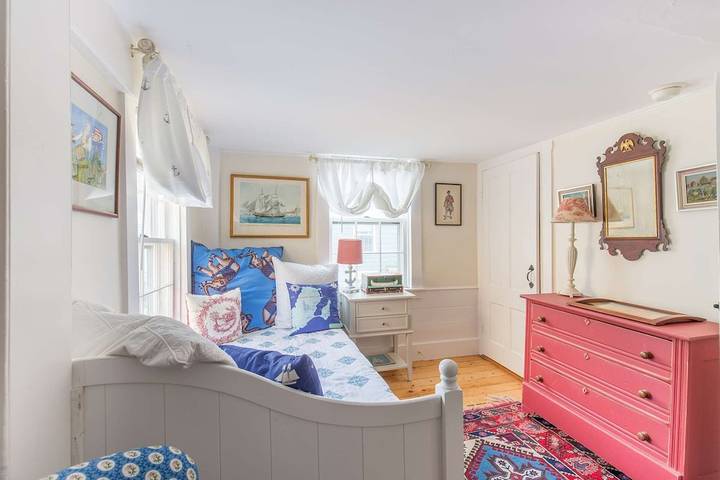 Log cabin for 6 people, with garden in Massachusetts