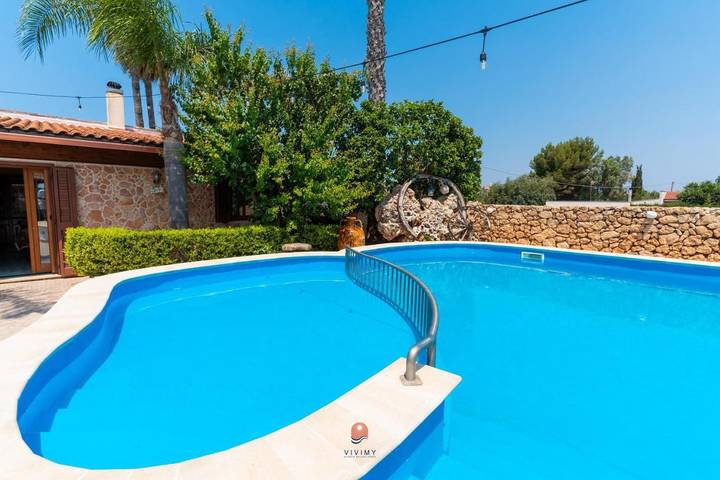 Villa per 4 persone, con piscina e idromassaggio nonché giardino in Racale