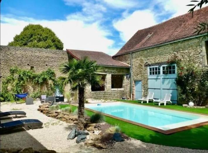 Location de vacances pour 10 personnes, avec Terrasse ainsi que Jardin et Piscine à Saint-Gervais-sur-Couches