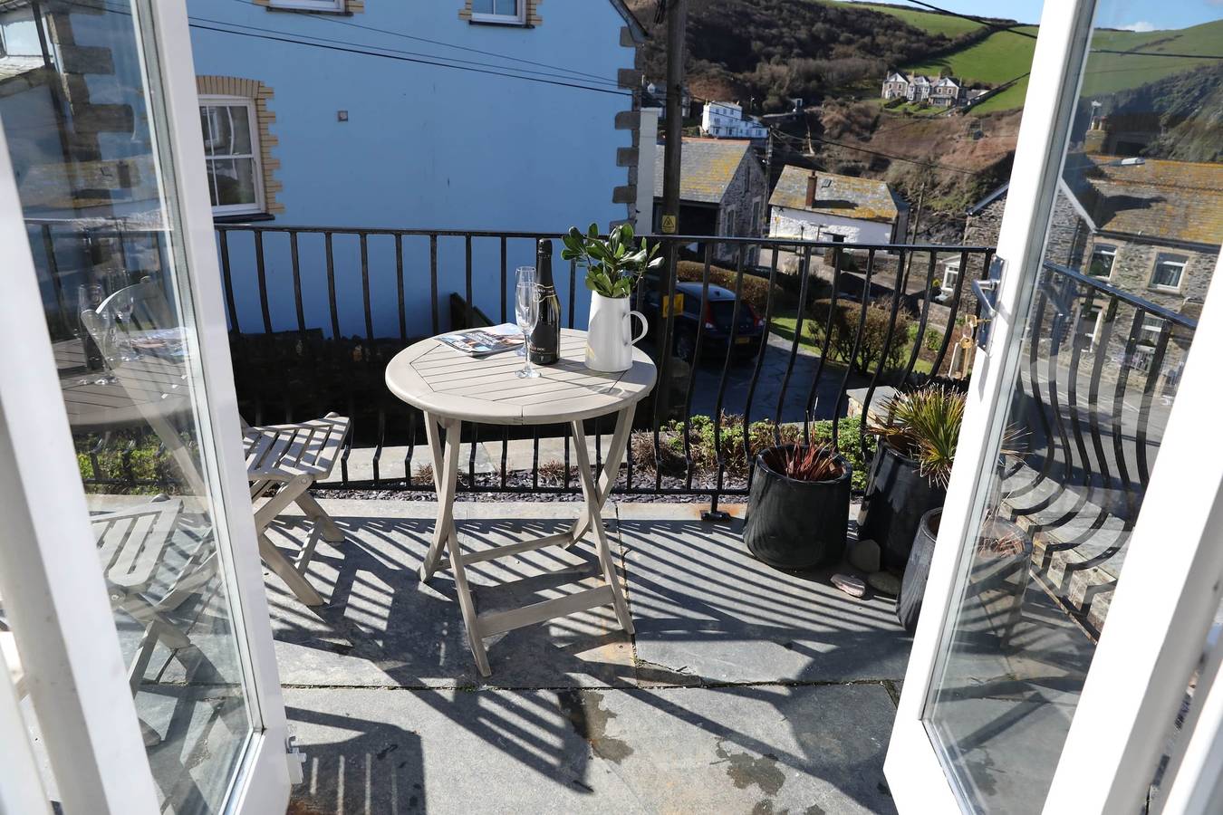 Entire apartment, Stowaway a stroll into Port Isaac's harbour side in Port Isaac, Pentire Point - Widemouth
