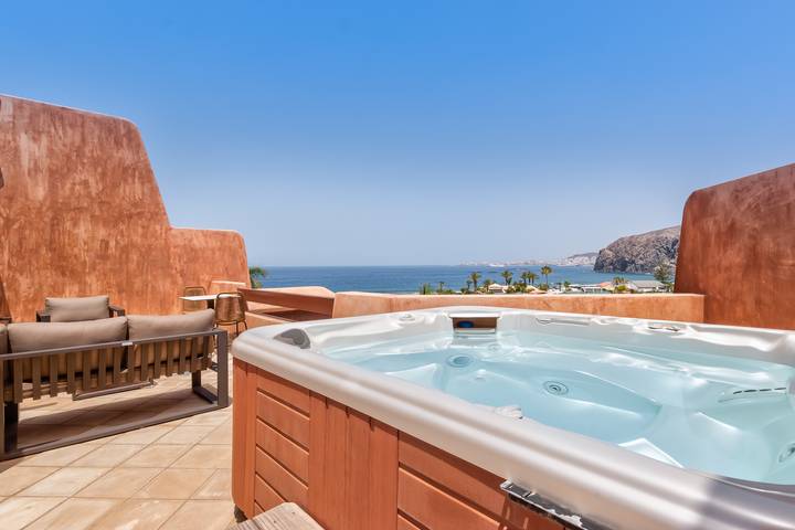 Ferienhaus für 4 Personen, mit Balkon und Whirlpool sowie Terrasse in Arona