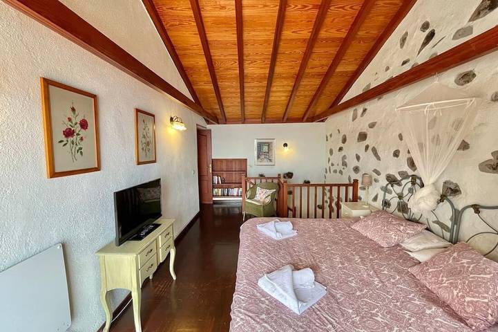 Entire apartment, Villa Delfines (Adults only) - Relax in nature with oceanviews terrace in Agulo (municipality), La Gomera