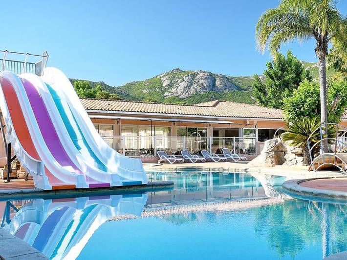 Camping für 4 Personen, mit Terrasse und Kinderpool in Calvi