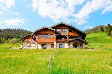 Location de vacances pour 13 personnes, avec terrasse ainsi que sauna et vue à Chatel